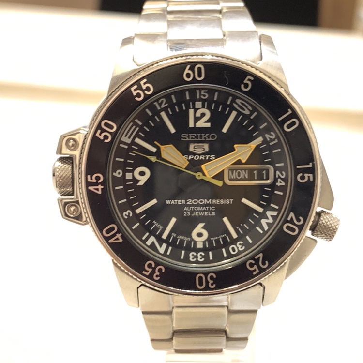 セイコーのSKZ211J1 ステンレススチール  海外モデル セイコーファイブスポーツ ダイバーズ 自動巻き 腕時計の買取実績です。