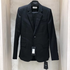 エコスタイル渋谷店で、サンローランパリの2015年秋冬のスーツ(353089)を買取りました。状態は未使用品です。