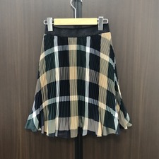 エコスタイル大阪心斎橋店の出張買取にて、ブルーレーベル・クレストブリッジの2017年モデルであるCBチェック柄、ウエストゴムプリーツスカートを高価買取いたしました。状態は通常使用感のお品物です。