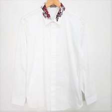 銀座本店にてディオールオムの襟に刺繍が施された長袖シャツを買取いたしました。状態は若干の使用感がある中古品です。