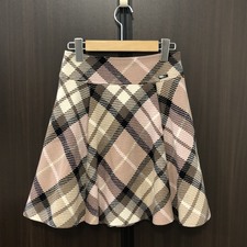 大阪心斎橋店の出張買取にて、2016年製のブルーレーベルクレストブリッジのCBチェック(ピンク×ベージュ)、ウール混スカートを高価買取いたしました。状態は通常使用感のお品物です。