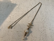 浜松鴨江店で、シャネルの18Aのココマーク パール付きのネックレスを買取りました。状態は通常使用感があるお品物です。