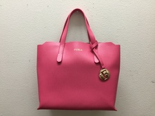 浜松鴨江店にて、綺麗な状態のフルラのラズベリーのSALLY S ハンドバッグを買取しました。状態は綺麗な状態の中古美品です。