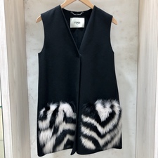 渋谷店で、フェンディの2018年秋冬のファー付きポケットノースリーブコート(W1D F0ZNJ GILET DOUBLE WOOL)を買取りました。状態は数回使用程度の新品同様品です。