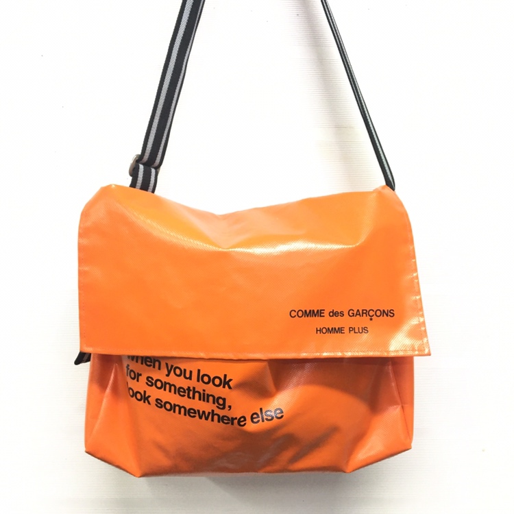 コムデギャルソンのPK-022 メッセージプリントのメッセンジャーバッグの買取実績です。