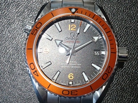 エコスタイル新宿店で、オメガの232.30.42.21.01.002 シーマスター プラネットオーシャン オレンジベゼル 自動巻き 腕時計を買取しました。