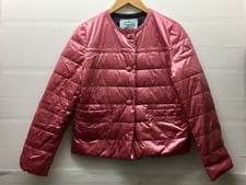 エコスタイル浜松入野店で、プラダの17年製の29B831 ピンクのインナーダウンジャケットを買取りました。状態は通常使用感があるお品物です。