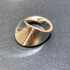 エコスタイル銀座本店で、ジョージジェンセンの140の925のメビウスのリングを買取りました。状態は若干の使用感がある中古品です。