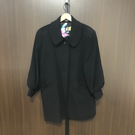 レオナールのブラック　裏地フラワープリント　ウールショート丈コートの買取実績です。