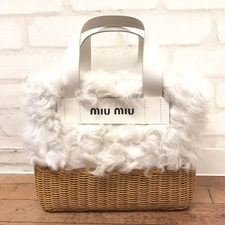 エコスタイル銀座本店で、ミュウミュウのお色がベージュと白でファーが付いているストロー素材の2WAYバッグを買取しました。状態は通常使用感あるお品物です。