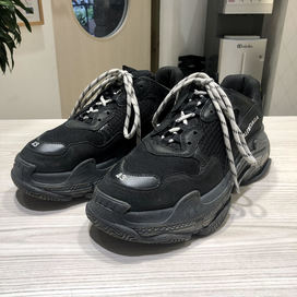 バレンシアガのトリプルS 541624 ダッドスニーカーの買取実績です。