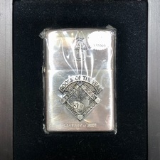 渋谷店で、ジッポの2001年MLBイチロー新人賞記念モデルのオイルライターを買取ました。状態は未使用品です。