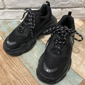 バレンシアガの544351 ブラック トリプルS スニーカーの買取実績です。