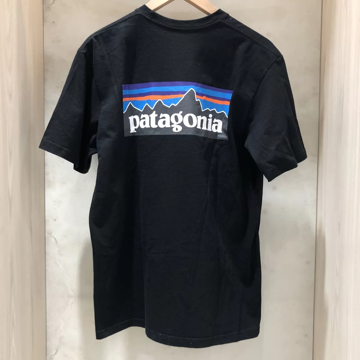 パタゴニアのブラック 38504 P-6ロゴ・レスポンシビリティー Tシャツの買取実績です。