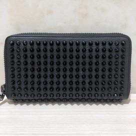 クリスチャンルブタンの黒 スタッズ ラウンドファスナー 長財布の買取実績です。