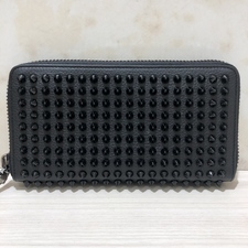 エコスタイル渋谷店で、クリスチャンルブタンの黒のスタッズがついたラウンドファスナーの長財布を買取しました。
