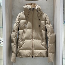 渋谷店で、デサントオルテラインの水沢ダウン×ジャーナルスタンダードのマウンテニアを買取りました。状態は目立つ傷、汚れ、使用感のある中古品です。