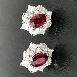 エコスタイル広尾店にてダイヤモンドとルビーを使用したピアスを買取いたしました。