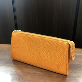 ルイヴィトンの2003年製　エピ　ポシェットアクセソワール　マンダリンオレンジ　M5294Hの買取実績です。