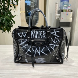 バレンシアガのブラック グラフィティ ペーパー 370926 2WAYバッグの買取実績です。