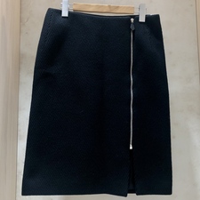 渋谷店で、エルメスのブラックのウールツイルのフロントジップデザインの膝丈スカートを買取しました。状態は使用感が少なく綺麗なお品物です。