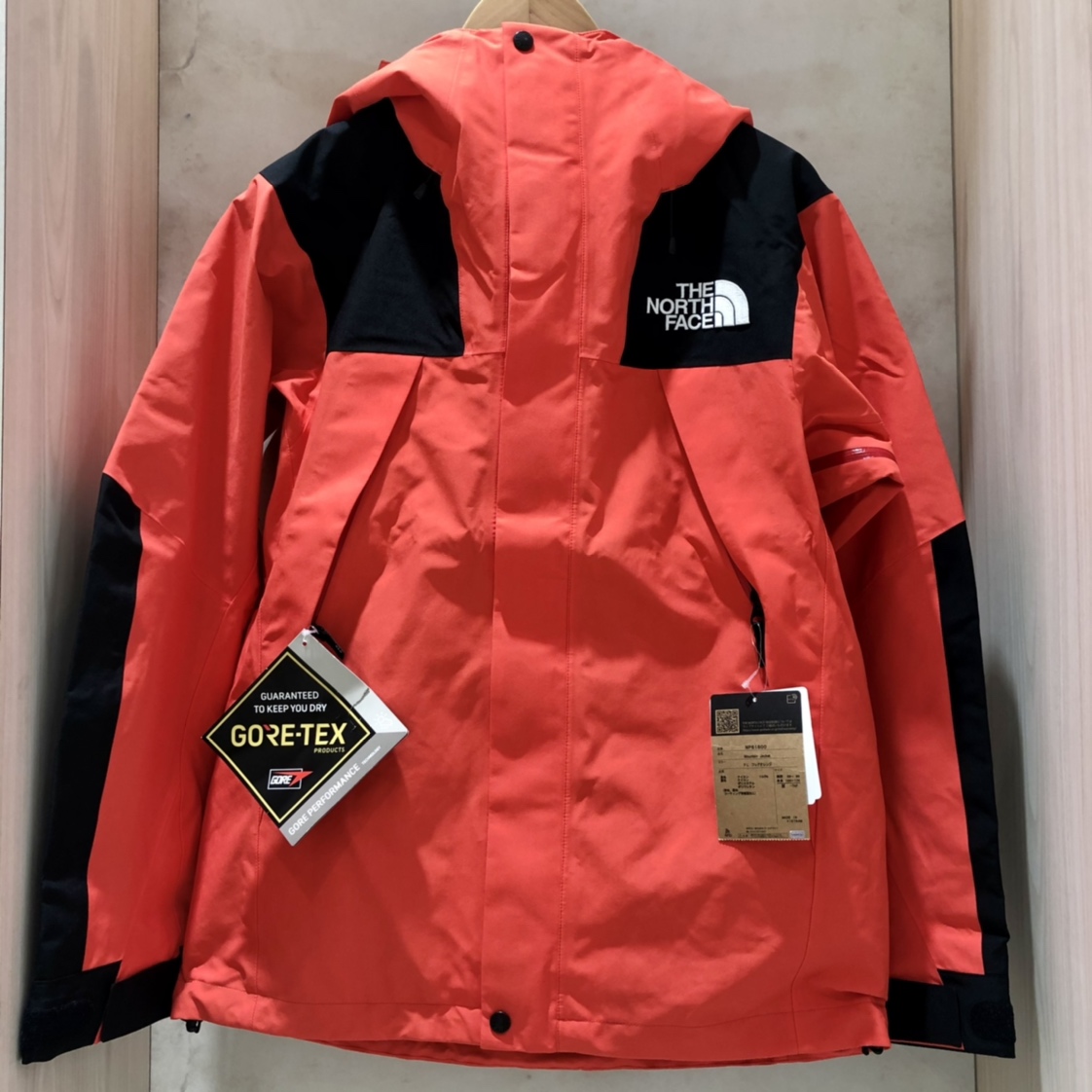 美品 ノースフェイス マウンテンジャケット NP61800 フレアオレンジ 渋谷店で、ノースフェイスのNP61800のフレアオレンジのマウンテン