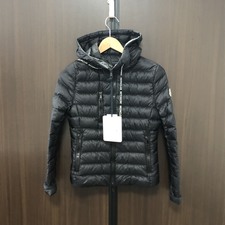 大阪心斎橋店の手ぶら買取にて、モンクレールの2018年製である、SEOUL(ソウル)、LONGUE SAISON(ロングセゾン)、フーディーダウンジャケット(E10934538199、ナイロン、アームロゴワッペン付)を高価買取いたしました。状態は新品未使用品です。