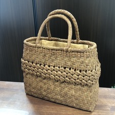 大阪心斎橋店にて、山葡萄(山ぶどう)の、かごバッグ/かごトート(花結び×網代編み、中サイズ)を高価買取いたしました。状態は通常使用感のお品物です。