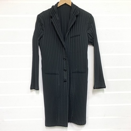 エコスタイル銀座本店で、プリーツプリーズのIMO04FA902のブラックのスタンドカラーのプリーツのロングジャケットを買取ました。