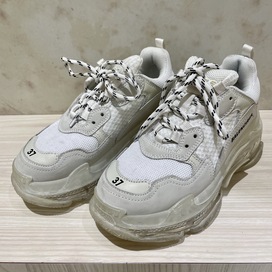 バレンシアガのホワイト 544351 トリプルS スニーカーの買取実績です。