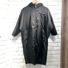 新宿店で、プラダの20年製のRENYLONシリーズのウール×ナイロンのリバーシブルフーデットコートを買取しました。状態は使用感が少なく綺麗なお品物です。