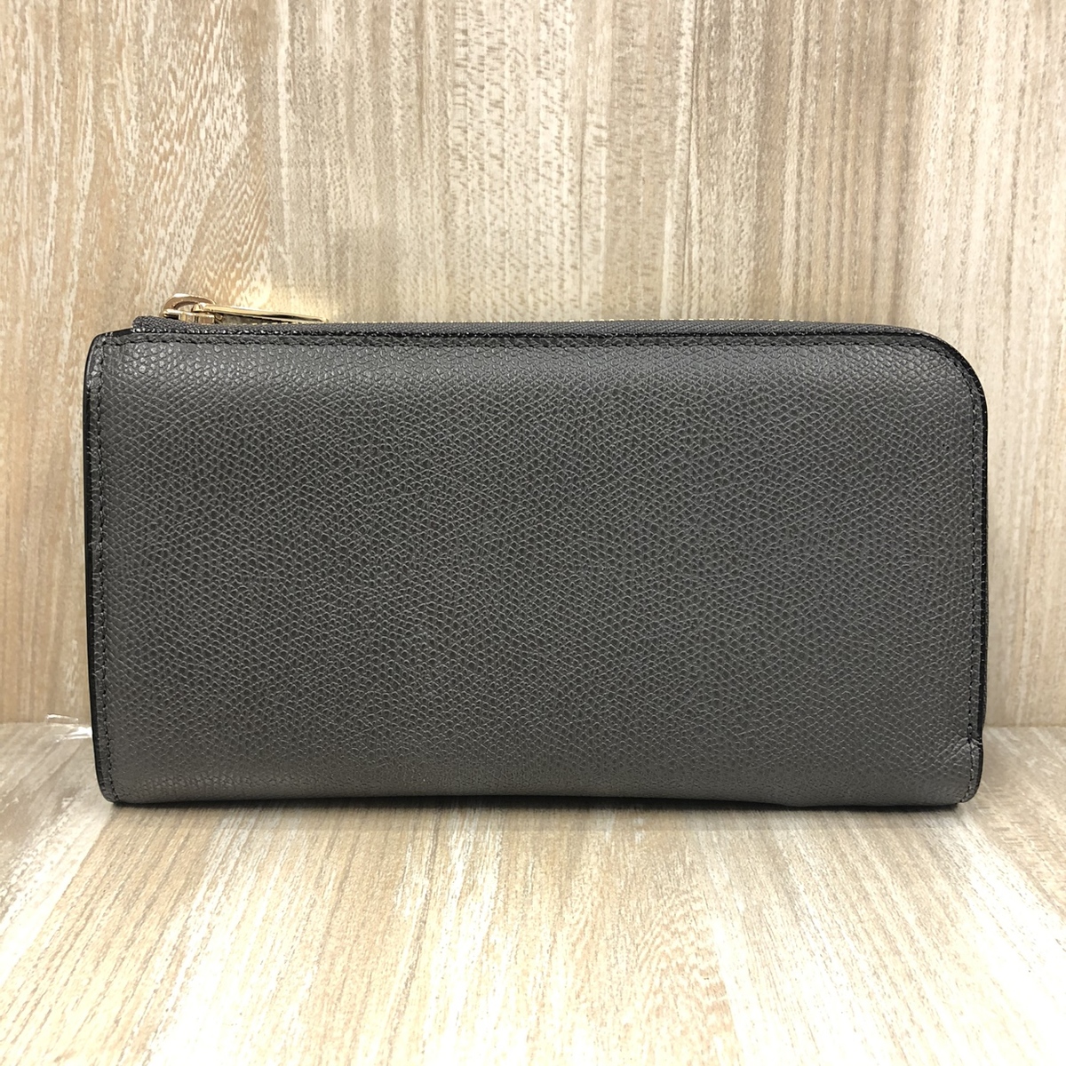 銀座本店で、ヴァレクストラのグレーのカーフ素材のLジップパースを