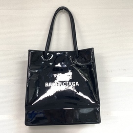 バレンシアガの572411 黒 パテント ショッピングトート XXSサイズの買取実績です。
