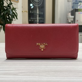 プラダのレッド 1M1132 サフィアーノ 長財布の買取実績です。
