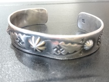 新宿店で、ラリースミスのSHELL REPOUSSE 卍 BRACELET シルバー バングルを買取しました。状態は若干の使用感がある中古品です。