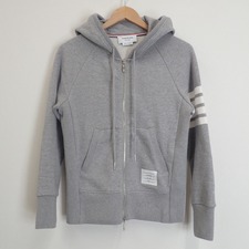 トムブラウンのMJT022H ZIP UP HOODIE WITH ENGINEERED 4 BAR IN CLASSIC LOOP BACK パーカーを買取させていただきました。宅配買取センター状態は通常使用感のある中古品