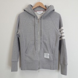 トムブラウンのMJT022H ZIP UP HOODIE WITH ENGINEERED 4 BAR IN CLASSIC LOOP BACK パーカーの買取実績です。