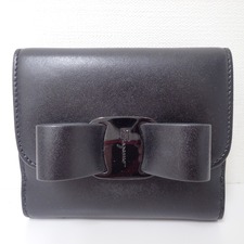 宅配買取センターで、フェラガモのブラックのヴァラレインボーのリボンが付いたカーフレザーの二つ折り財布(22D268 0691208)を買取しました。状態は通常使用感があるお品物です。