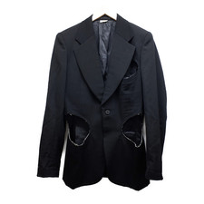 大阪心斎橋店にて、コムデギャルソンオムプリュスの2014年モデルである、穴あき変形テーラードジャケット(AD2014 PN J037、ウール、ブラック)を高価買取いたしました。状態は通常使用感のお品物です。