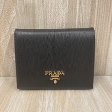 エコスタイル銀座本店で、プラダの1MV204の黒のVITELLOMOVEの2つ折り財布を買取ました。