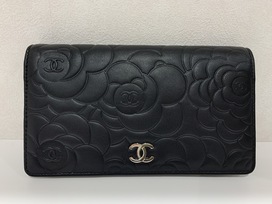 シャネルのA36544 16番台 黒 カメリア ラムスキン 長財布の買取実績です。