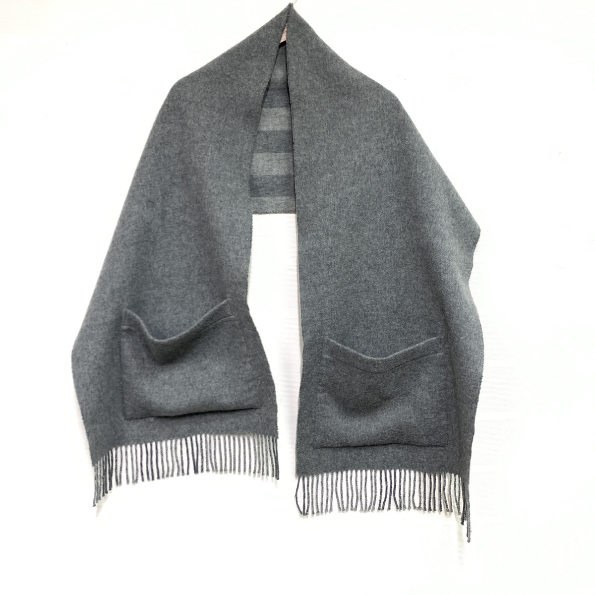 バーバリーのアクセサリーのグレー ポケット付き チェック 無地 リバーシブル フリンジマフラーの買取実績です 21年3月17日公開の情報です エコスタイル