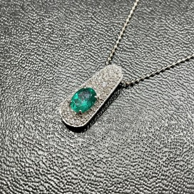 エメラルドのPT850 ダイヤモンド0.31ct エメラルド0.76ct ネックレス 5.7gの買取実績です。