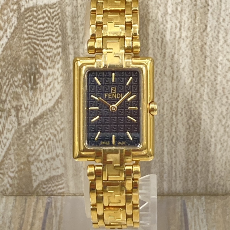 フェンディのゴールドステンレス素材の730L ズッカデザイン クォーツ腕時計の買取実績です。