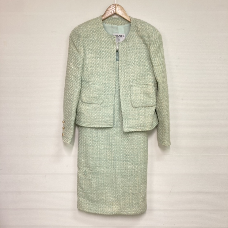 シャネルの洋服のカメリアボタン ツイード ノーカラージャケット