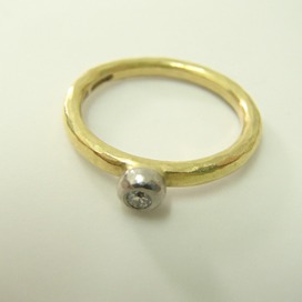 エコスタイル宅配買取センターでマルコムベッツのK18YG×Ptを使用した1Pダイヤのハンマリングリングを買取ました。