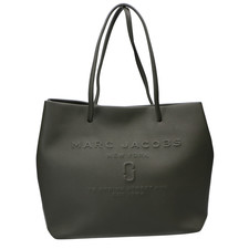 宅配買取センターで、マークジェイコブスのカーキのLOGO SHOPPER EAST-WEST TOTE BAGというサフィアーノレザーのトートバッグを買取しました。状態は使用感が少なく綺麗なお品物です。