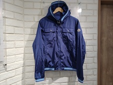 新宿店で、モンクレールの16年 JEANCLAUDE ナイロン フーディ ブルゾンを買取しました。状態は綺麗な状態の中古美品です。