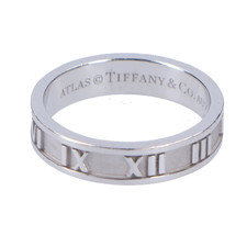 エコスタイル宅配買取センターで、ティファニーのアトラスシリーズのK18WGのリングを買取しました。状態は通常使用感があるお品物です。