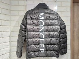 モンクレールの20年 PEYRE バックロゴ ダウンジャケットの買取実績です。